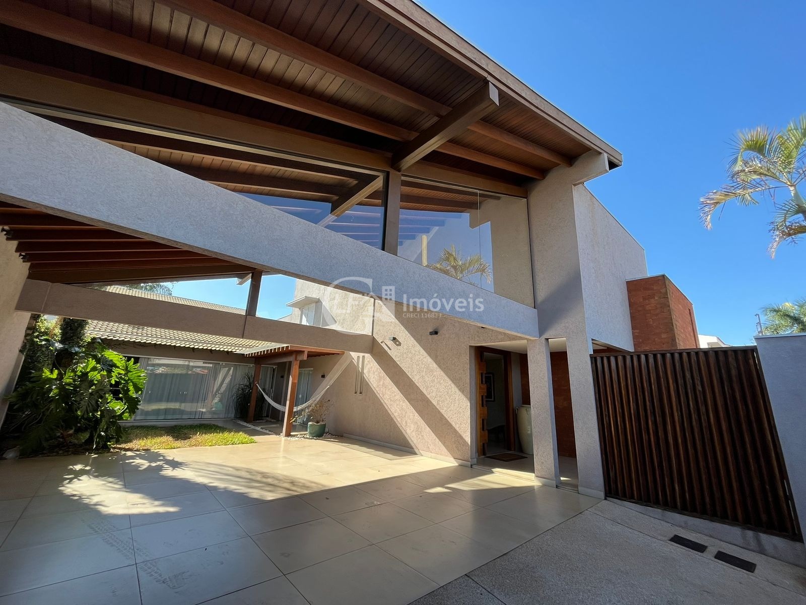 Linda casa com 3 suítes e sala de cinema