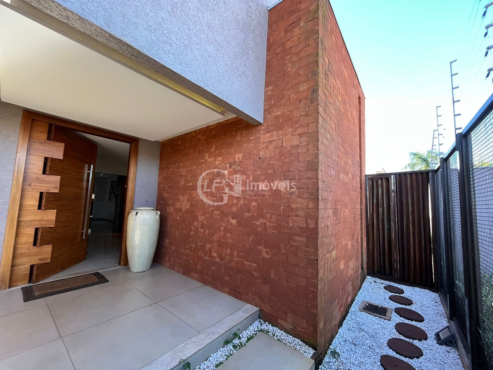 Linda casa com 3 suítes e sala de cinema