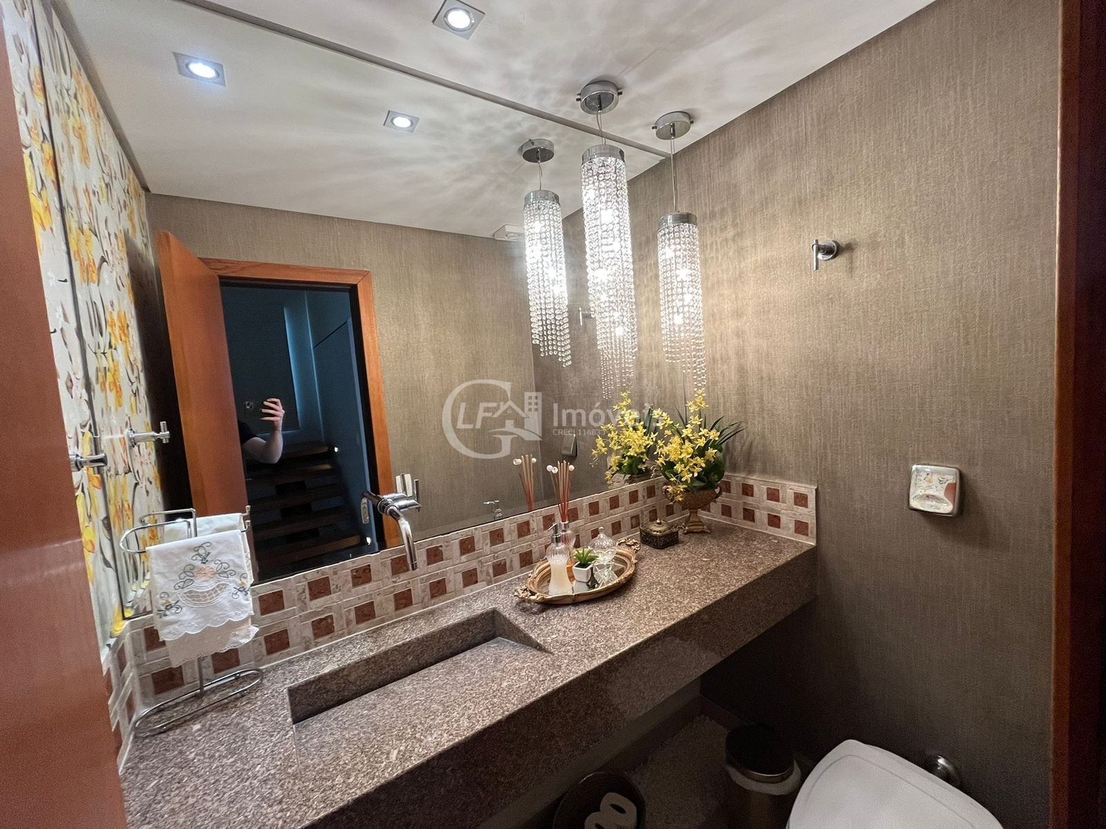 Linda casa com 3 suítes e sala de cinema
