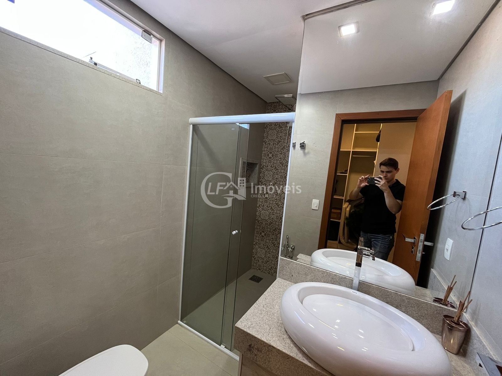 Linda casa com 3 suítes e sala de cinema