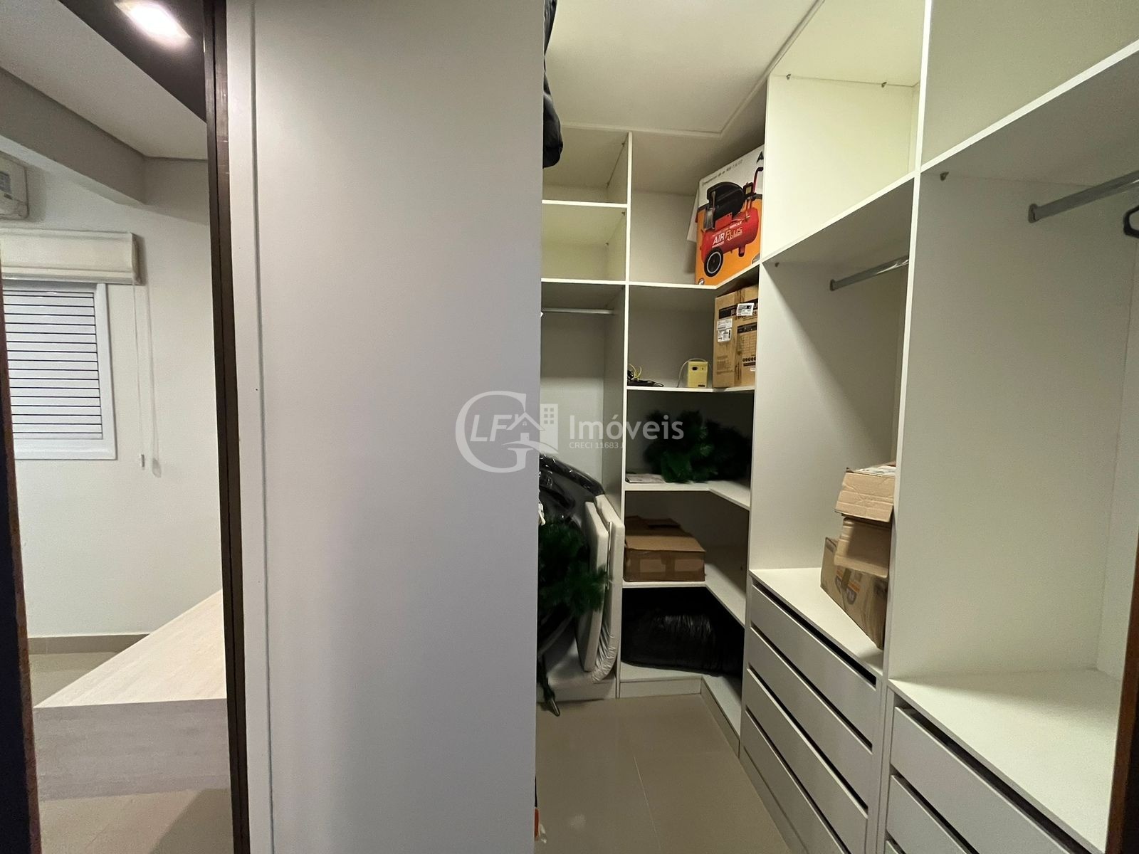 Linda casa com 3 suítes e sala de cinema