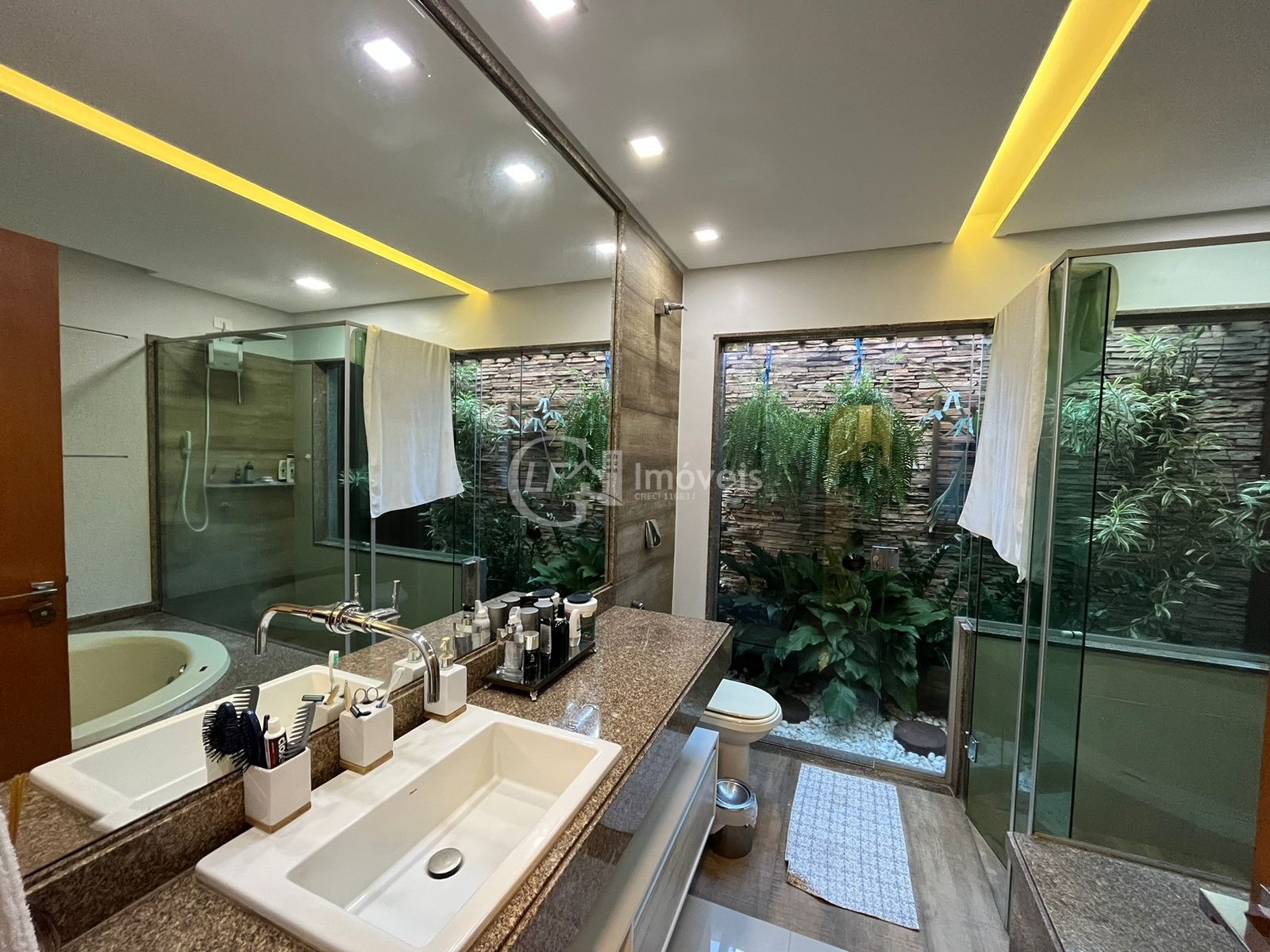 Linda casa com 3 suítes e sala de cinema