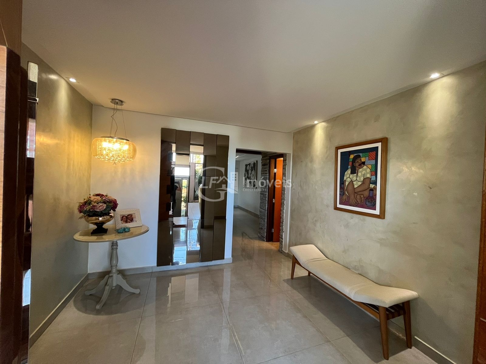 Linda casa com 3 suítes e sala de cinema