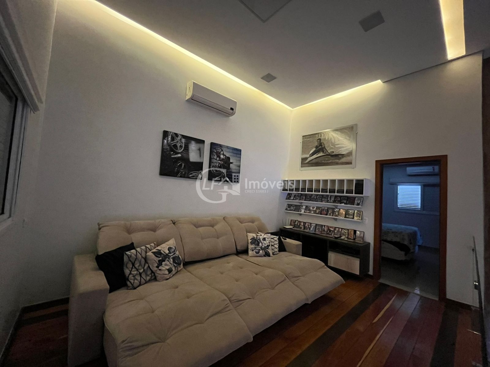 Linda casa com 3 suítes e sala de cinema