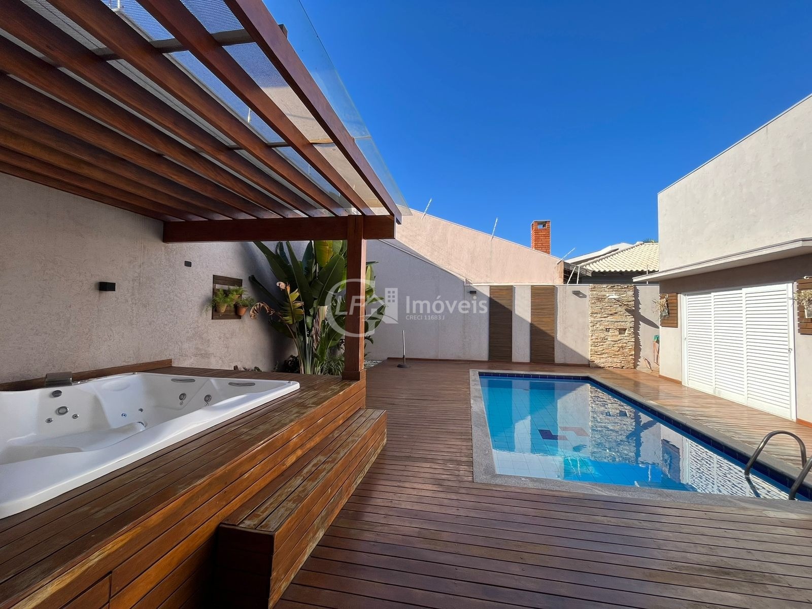 Linda casa com 3 suítes e sala de cinema - foto 32