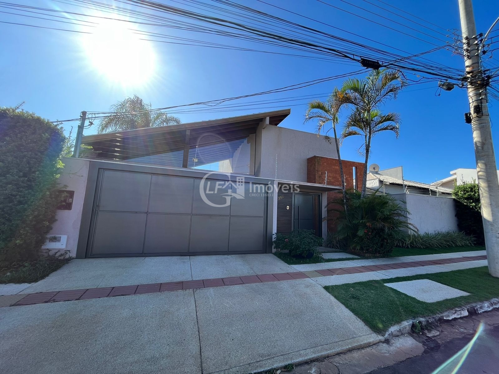 Linda casa com 3 suítes e sala de cinema