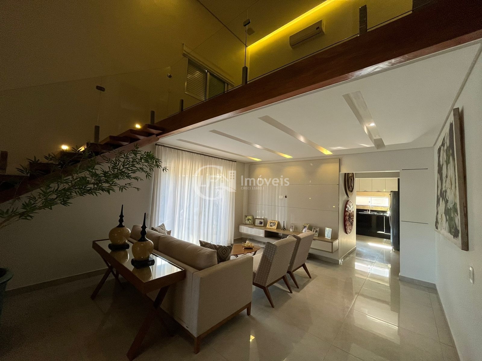 Linda casa com 3 suítes e sala de cinema