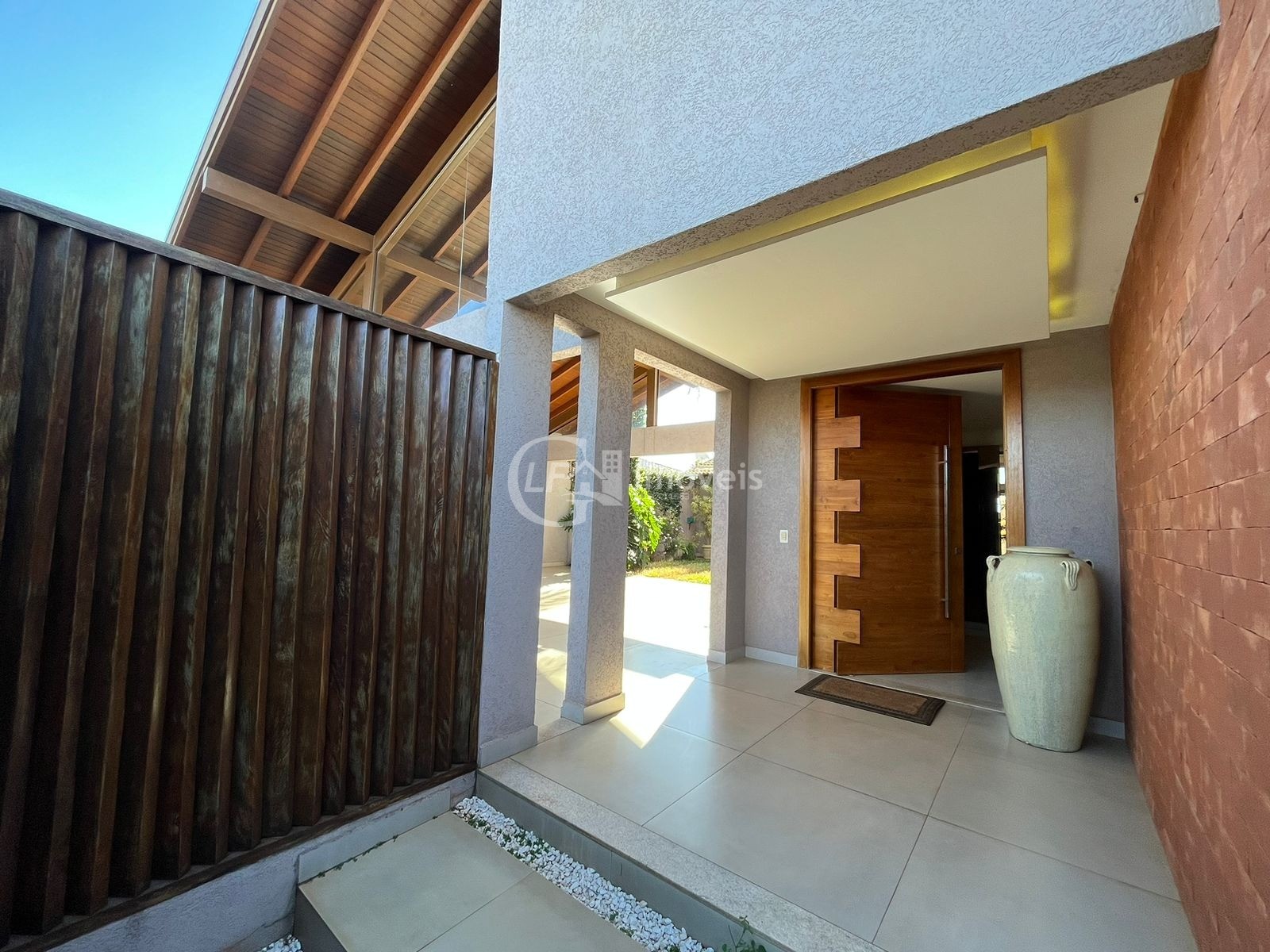 Linda casa com 3 suítes e sala de cinema