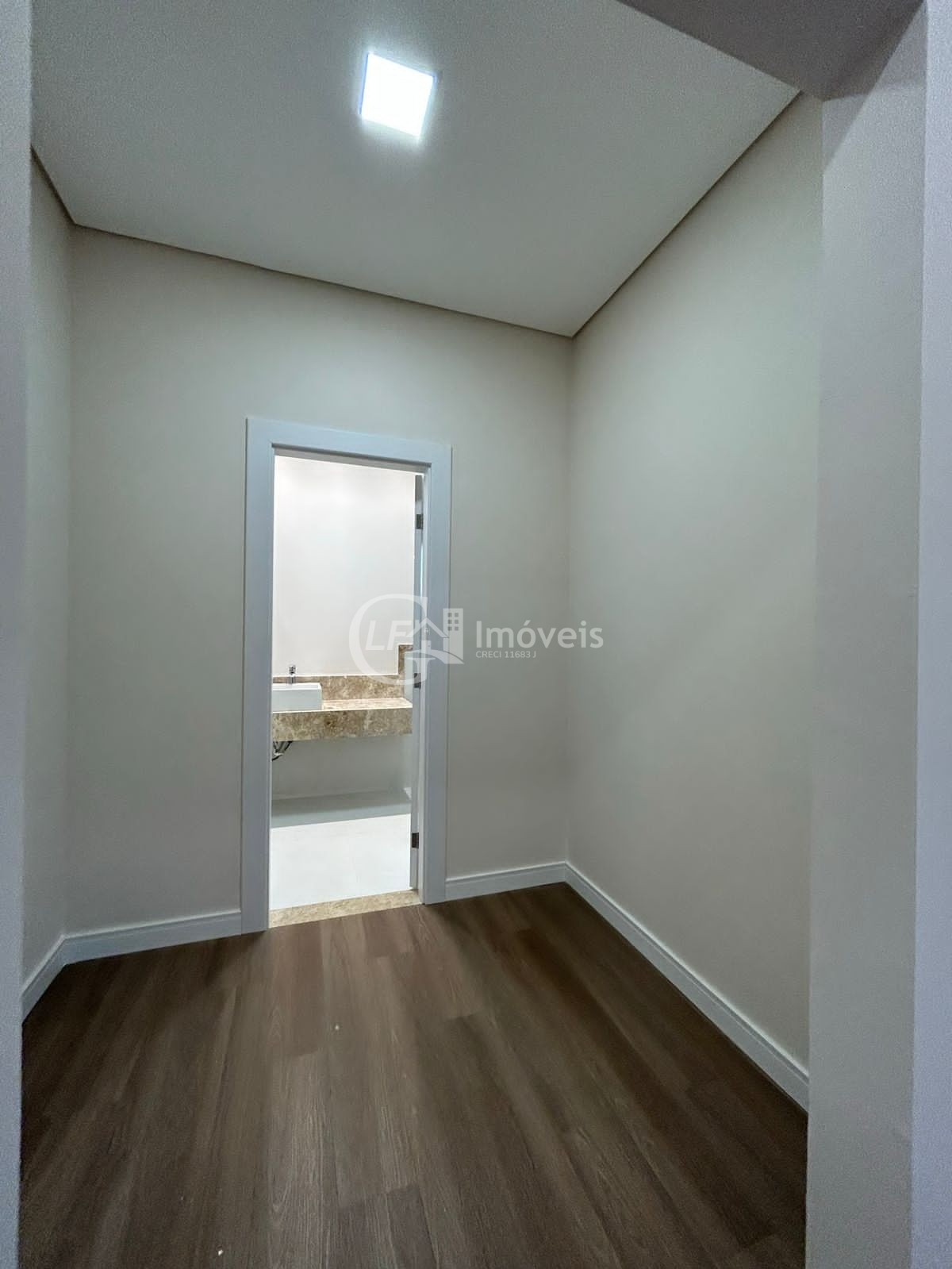 Imperdível: Casa de luxo em condomínio à venda em Campo Grande-MS, Residencial Damha III - 4 quartos, 4 suítes, 3 salas, 1 banheiro, 4 vagas de garagem, 350m² de área.