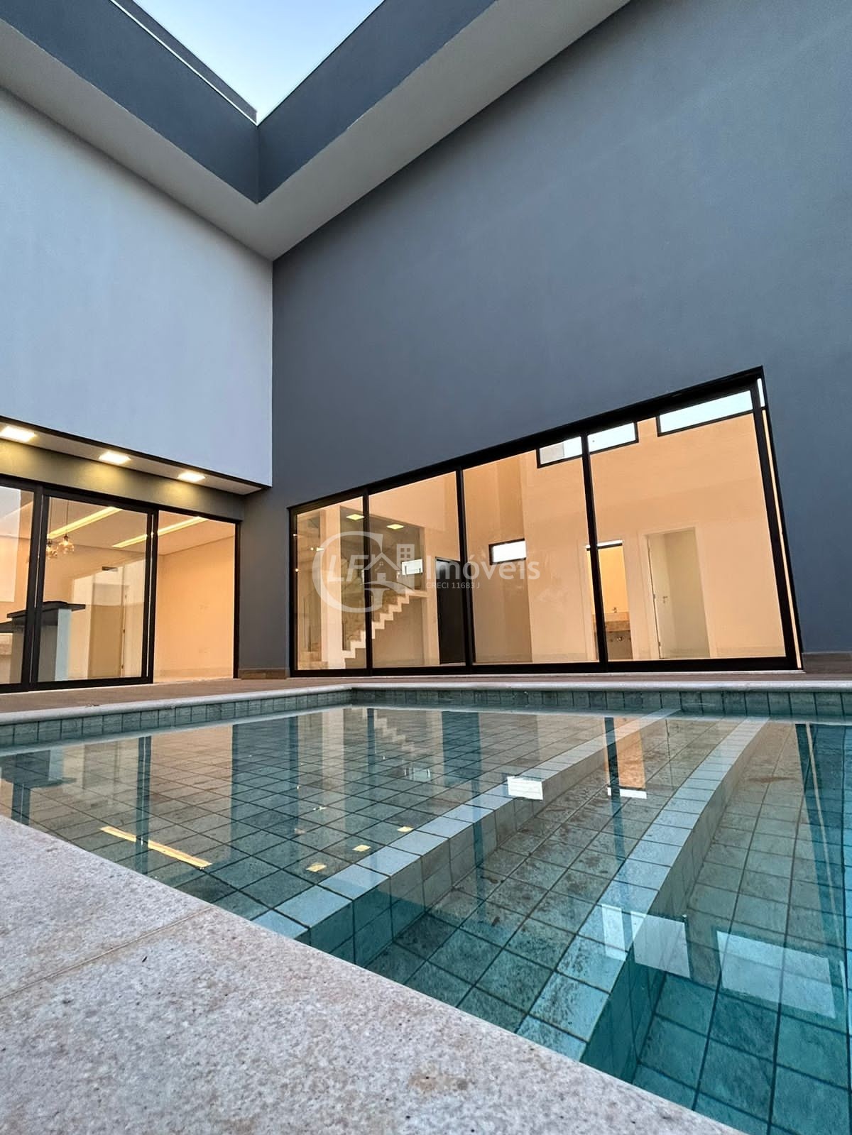 Imperdível: Casa de luxo em condomínio à venda em Campo Grande-MS, Residencial Damha III - 4 quartos, 4 suítes, 3 salas, 1 banheiro, 4 vagas de garagem, 350m² de área.