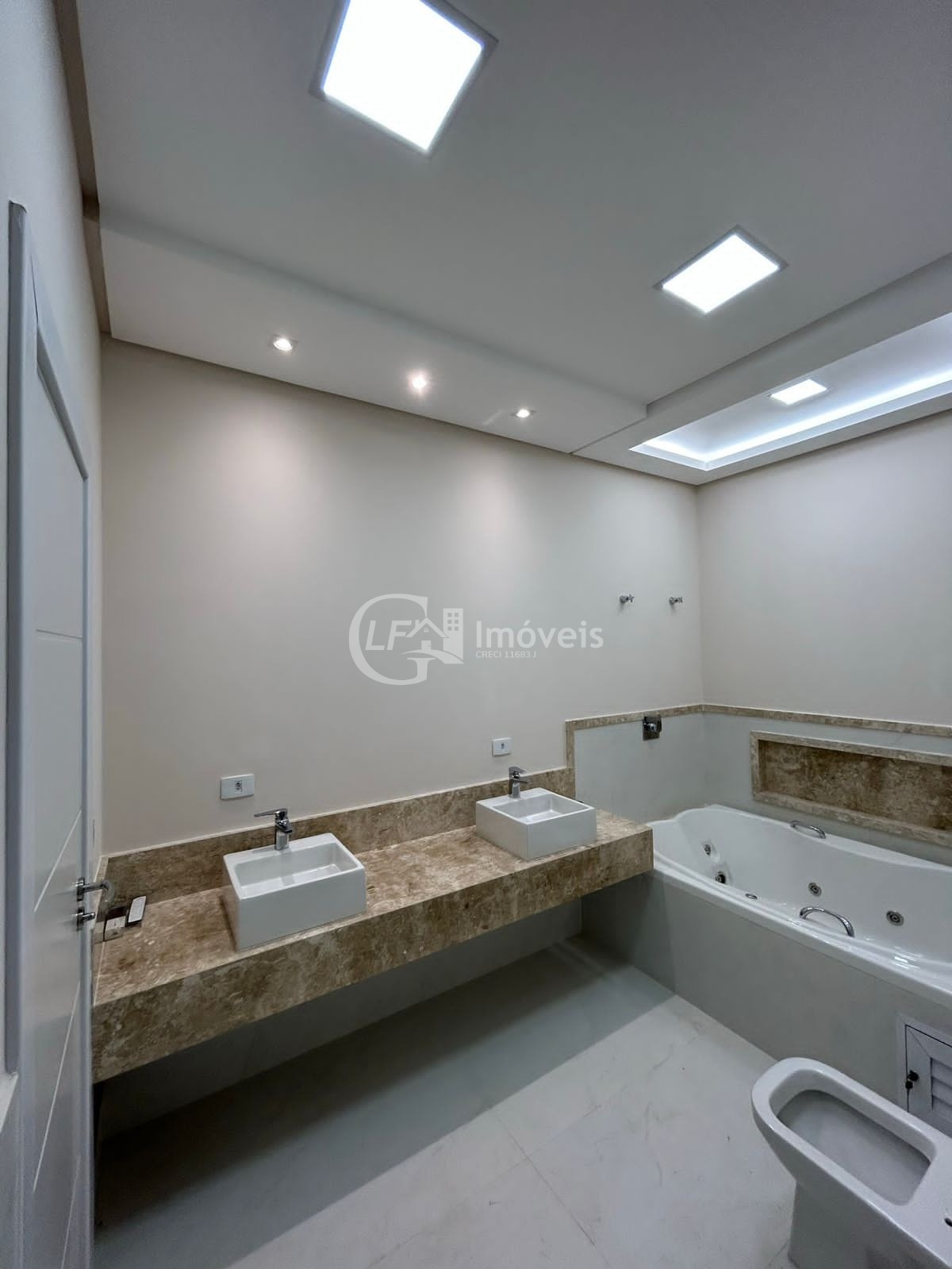 Imperdível: Casa de luxo em condomínio à venda em Campo Grande-MS, Residencial Damha III - 4 quartos, 4 suítes, 3 salas, 1 banheiro, 4 vagas de garagem, 350m² de área.