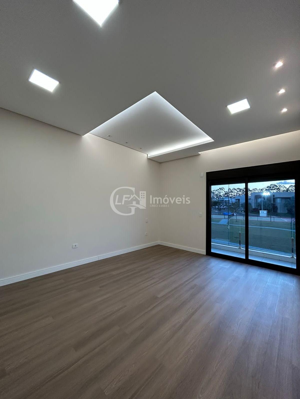 Imperdível: Casa de luxo em condomínio à venda em Campo Grande-MS, Residencial Damha III - 4 quartos, 4 suítes, 3 salas, 1 banheiro, 4 vagas de garagem, 350m² de área.