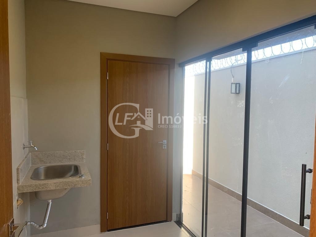 Venda de Casa Impecável em Campo Grande-MS, Bairro Parque Residencial Rita Vieira: 3 Quartos, 1 Suíte, 2 Salas, 2 Banheiros, 2 Vagas de Garagem, 180m².
