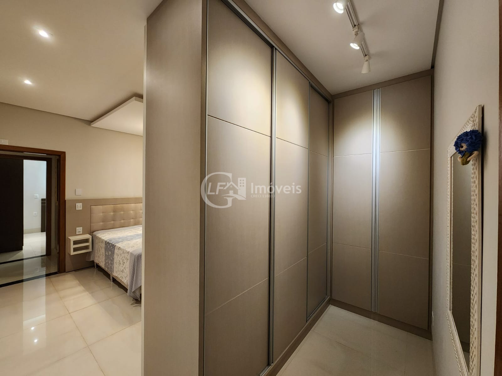 Casa à venda em Campo Grande-MS, bairro Amambaí: 3 quartos, 2 suítes, 3 salas, 2 banheiros, 3 vagas de garagem, 260m² de área.