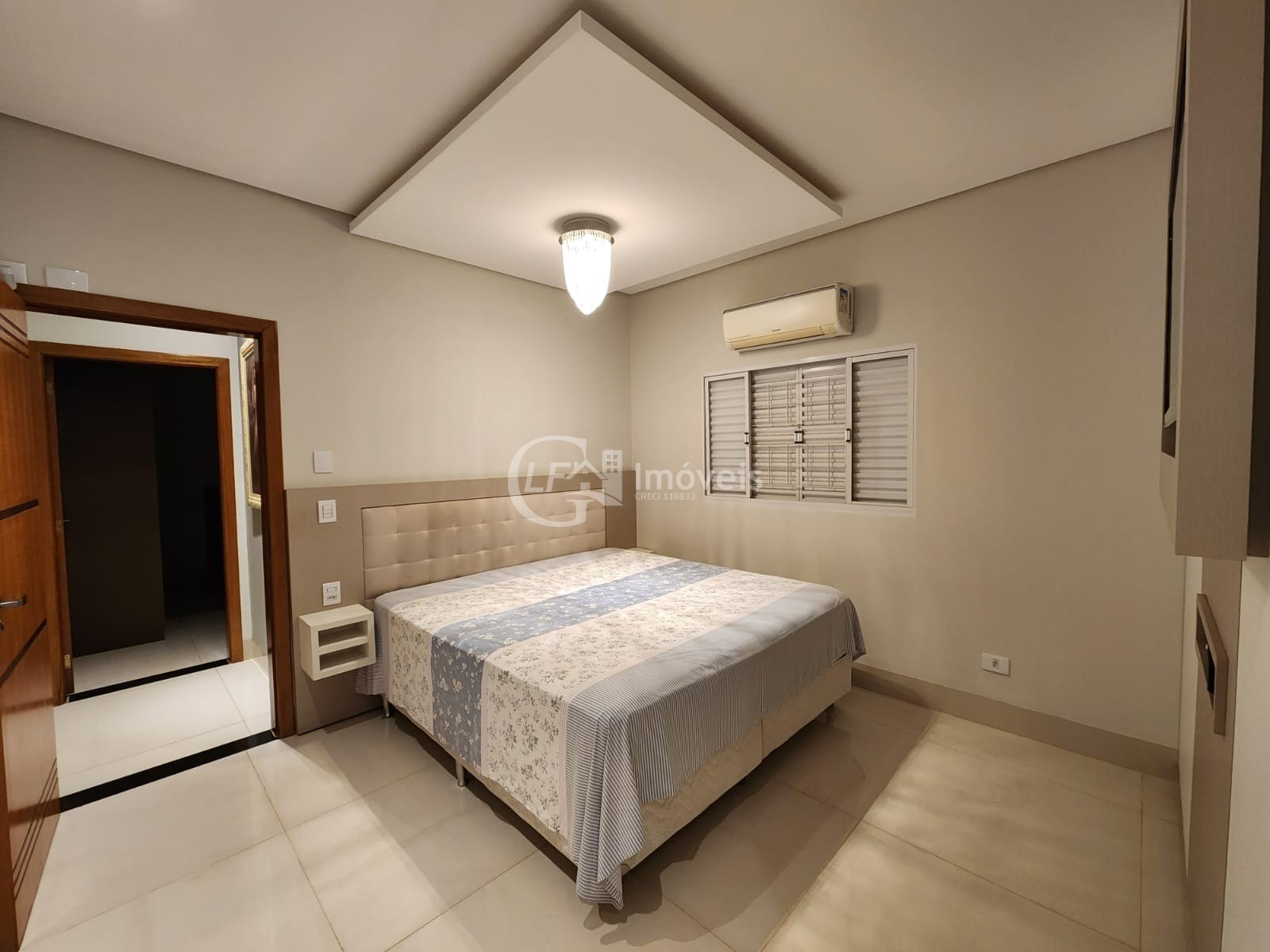 Casa à venda em Campo Grande-MS, bairro Amambaí: 3 quartos, 2 suítes, 3 salas, 2 banheiros, 3 vagas de garagem, 260m² de área.