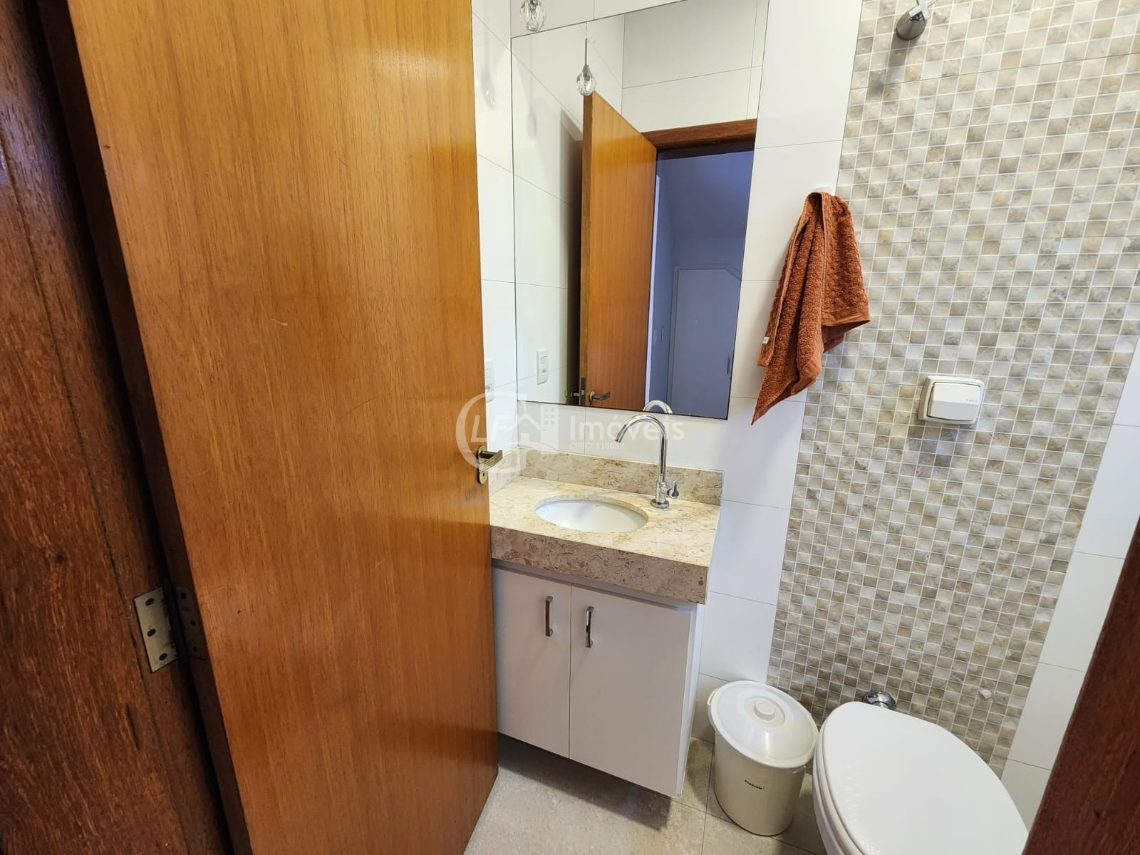 Casa à venda em Campo Grande-MS, bairro Amambaí: 3 quartos, 2 suítes, 3 salas, 2 banheiros, 3 vagas de garagem, 260m² de área.
