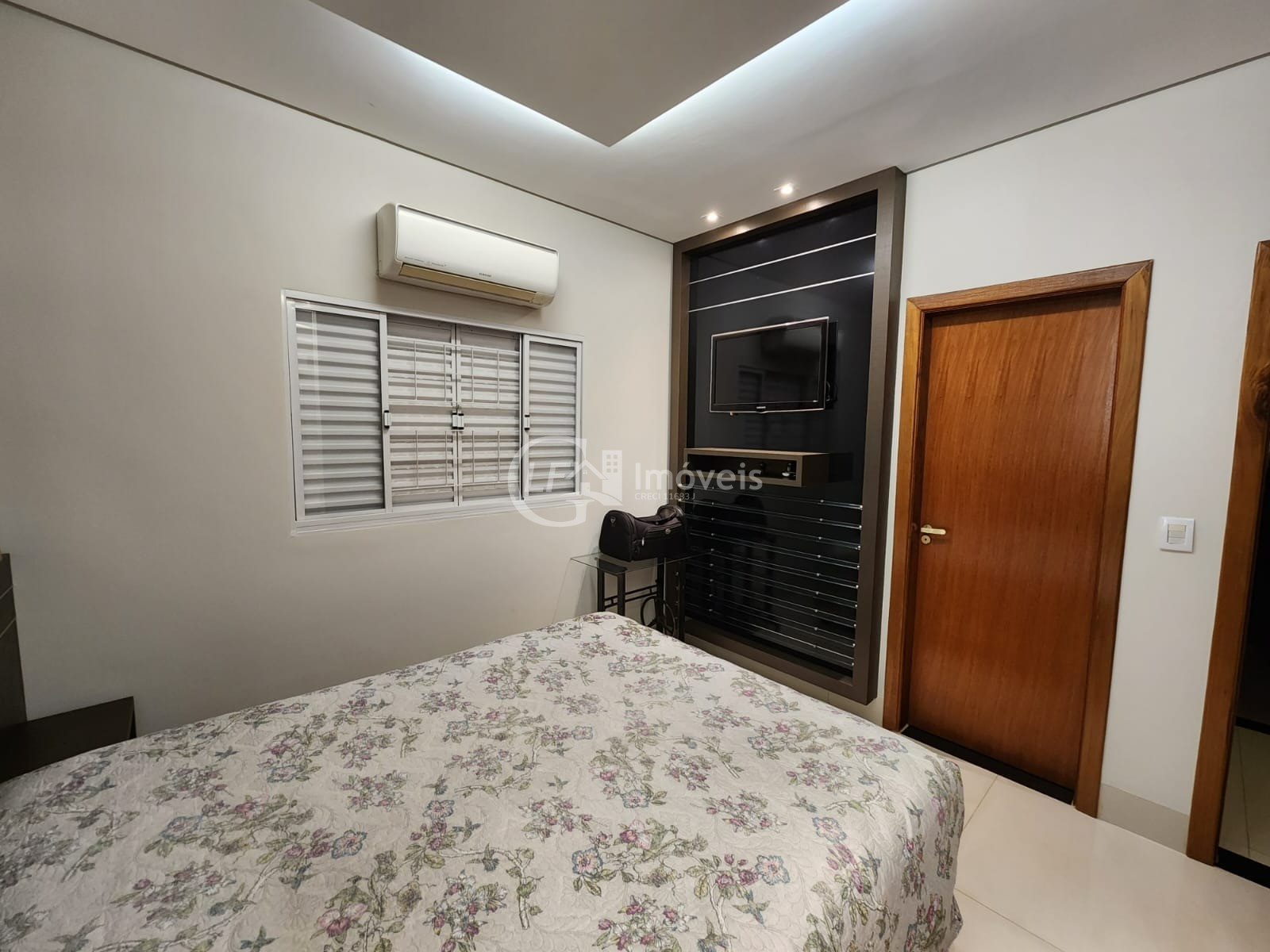 Casa à venda em Campo Grande-MS, bairro Amambaí: 3 quartos, 2 suítes, 3 salas, 2 banheiros, 3 vagas de garagem, 260m² de área.