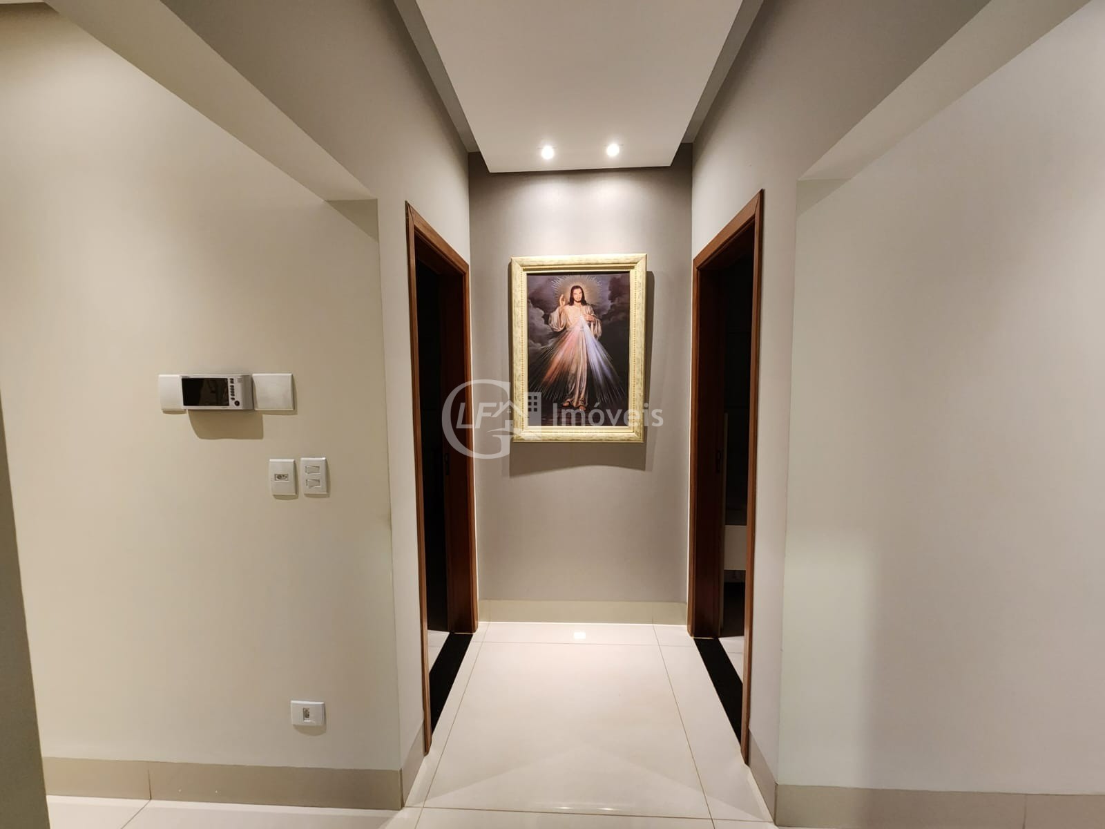 Casa à venda em Campo Grande-MS, bairro Amambaí: 3 quartos, 2 suítes, 3 salas, 2 banheiros, 3 vagas de garagem, 260m² de área.