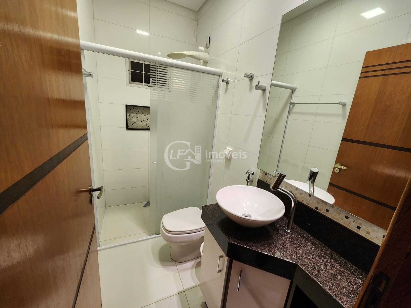 Casa à venda em Campo Grande-MS, bairro Amambaí: 3 quartos, 2 suítes, 3 salas, 2 banheiros, 3 vagas de garagem, 260m² de área.