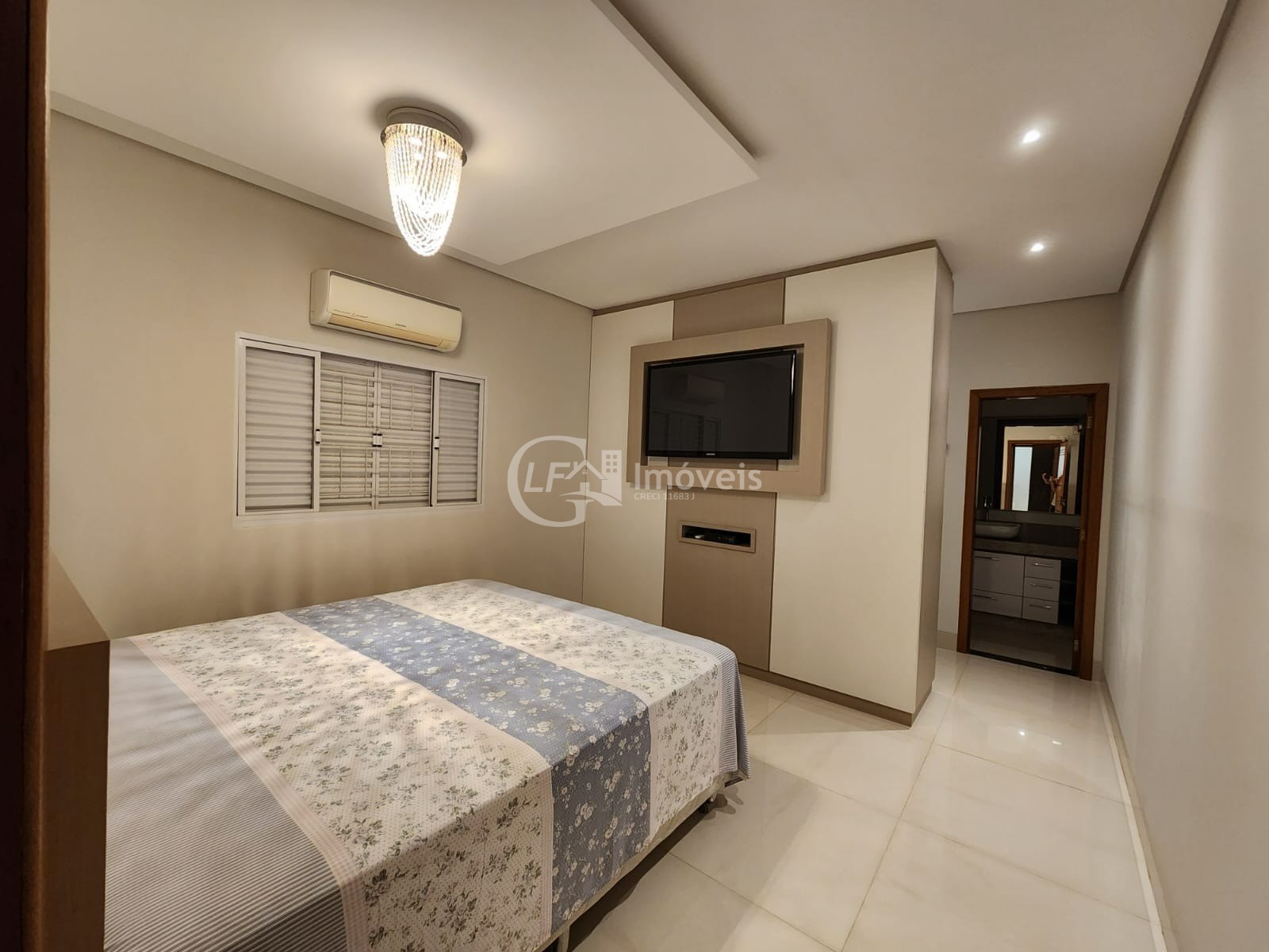Casa à venda em Campo Grande-MS, bairro Amambaí: 3 quartos, 2 suítes, 3 salas, 2 banheiros, 3 vagas de garagem, 260m² de área.