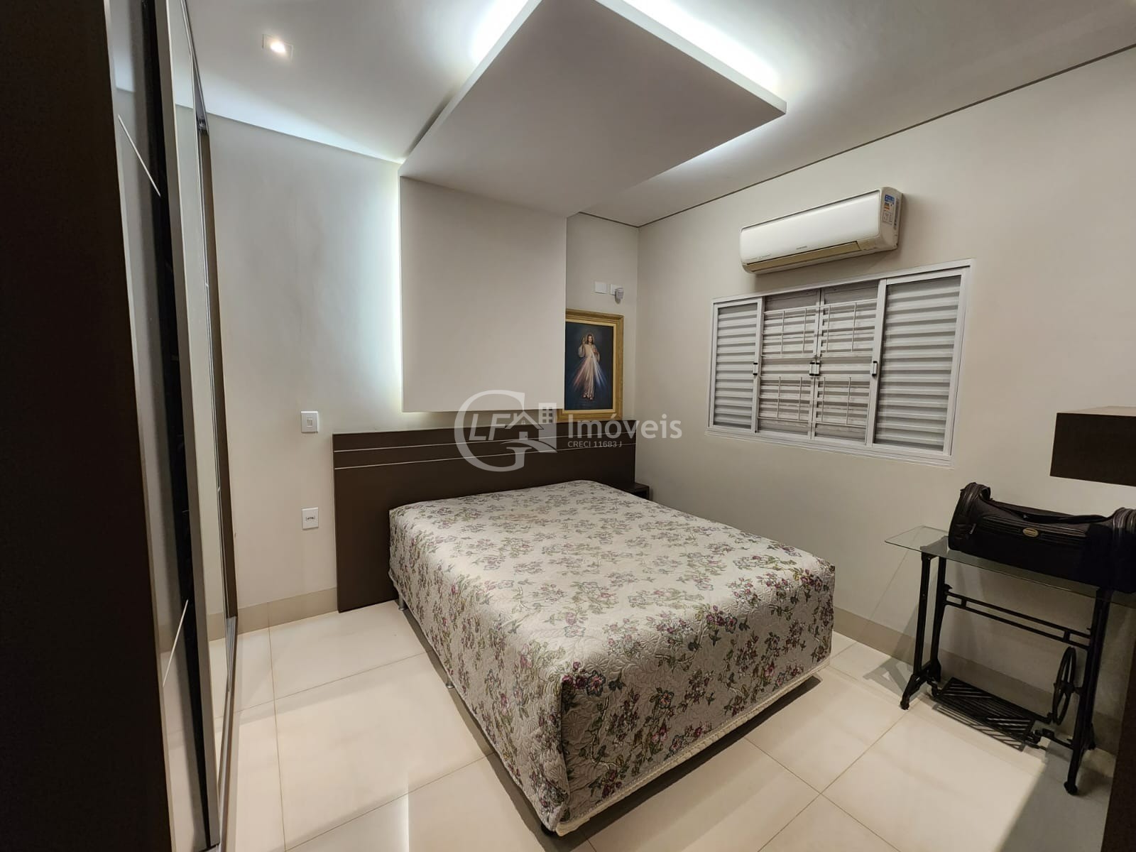 Casa à venda em Campo Grande-MS, bairro Amambaí: 3 quartos, 2 suítes, 3 salas, 2 banheiros, 3 vagas de garagem, 260m² de área.