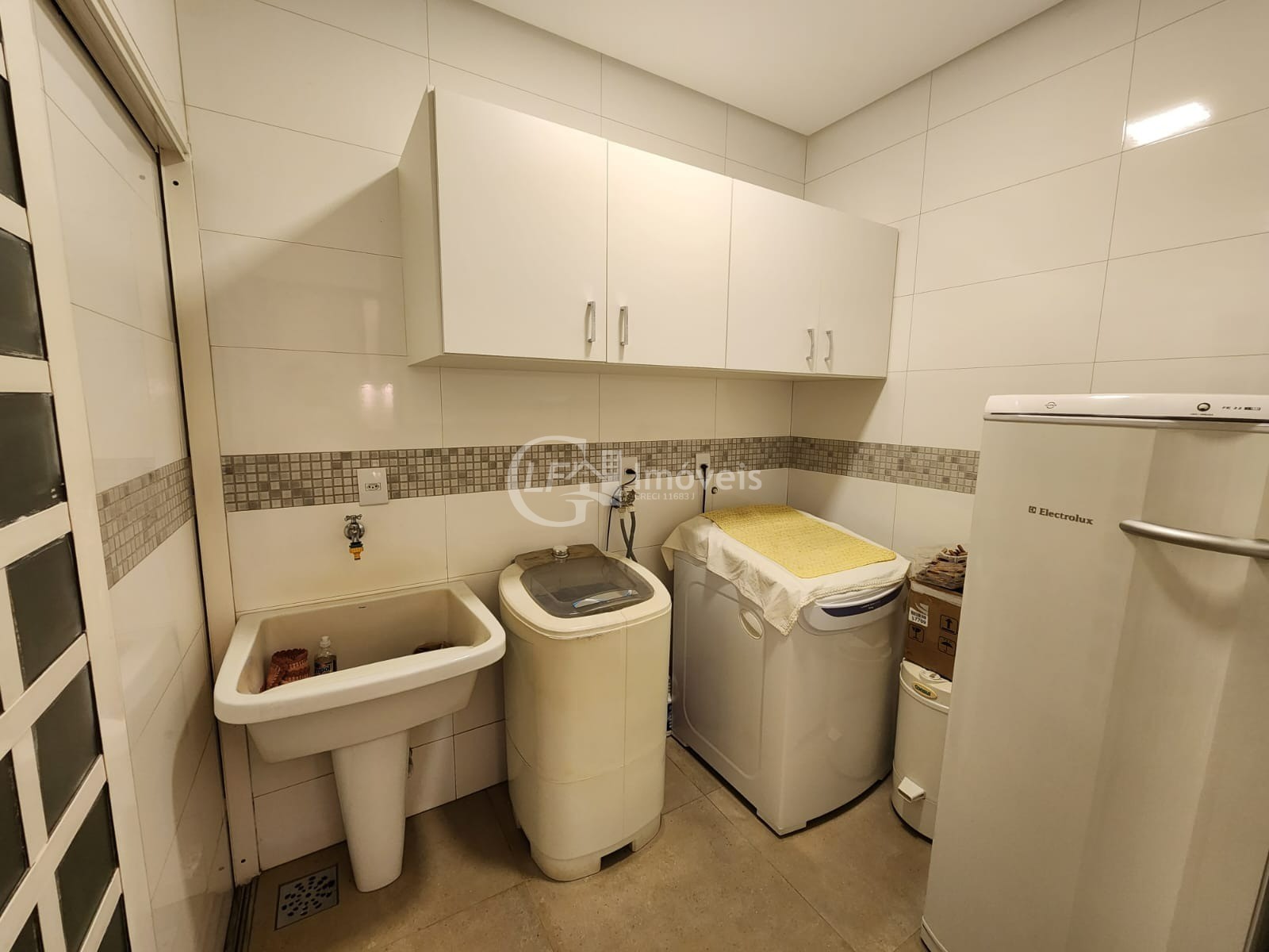 Casa à venda em Campo Grande-MS, bairro Amambaí: 3 quartos, 2 suítes, 3 salas, 2 banheiros, 3 vagas de garagem, 260m² de área.