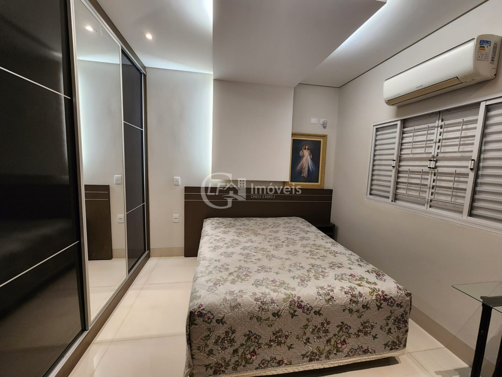 Casa à venda em Campo Grande-MS, bairro Amambaí: 3 quartos, 2 suítes, 3 salas, 2 banheiros, 3 vagas de garagem, 260m² de área.