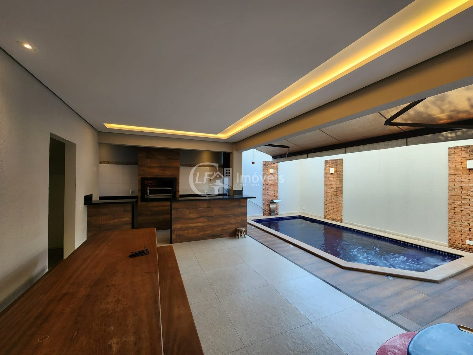 Casa à venda em Campo Grande-MS, bairro Amambaí: 3 quartos, 2 suítes, 3 salas, 2 banheiros, 3 vagas de garagem, 260m² de área.