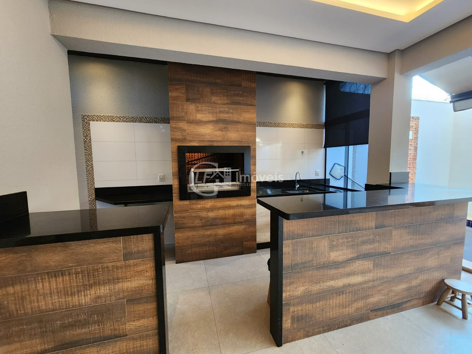 Casa à venda em Campo Grande-MS, bairro Amambaí: 3 quartos, 2 suítes, 3 salas, 2 banheiros, 3 vagas de garagem, 260m² de área.
