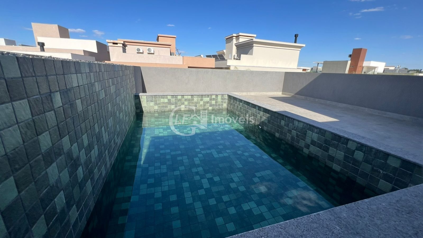 Imperdível oportunidade! Casa à venda em Alphaville Campo Grande-MS com 3 quartos, 3 suítes, 3 salas e 330m². Confira!