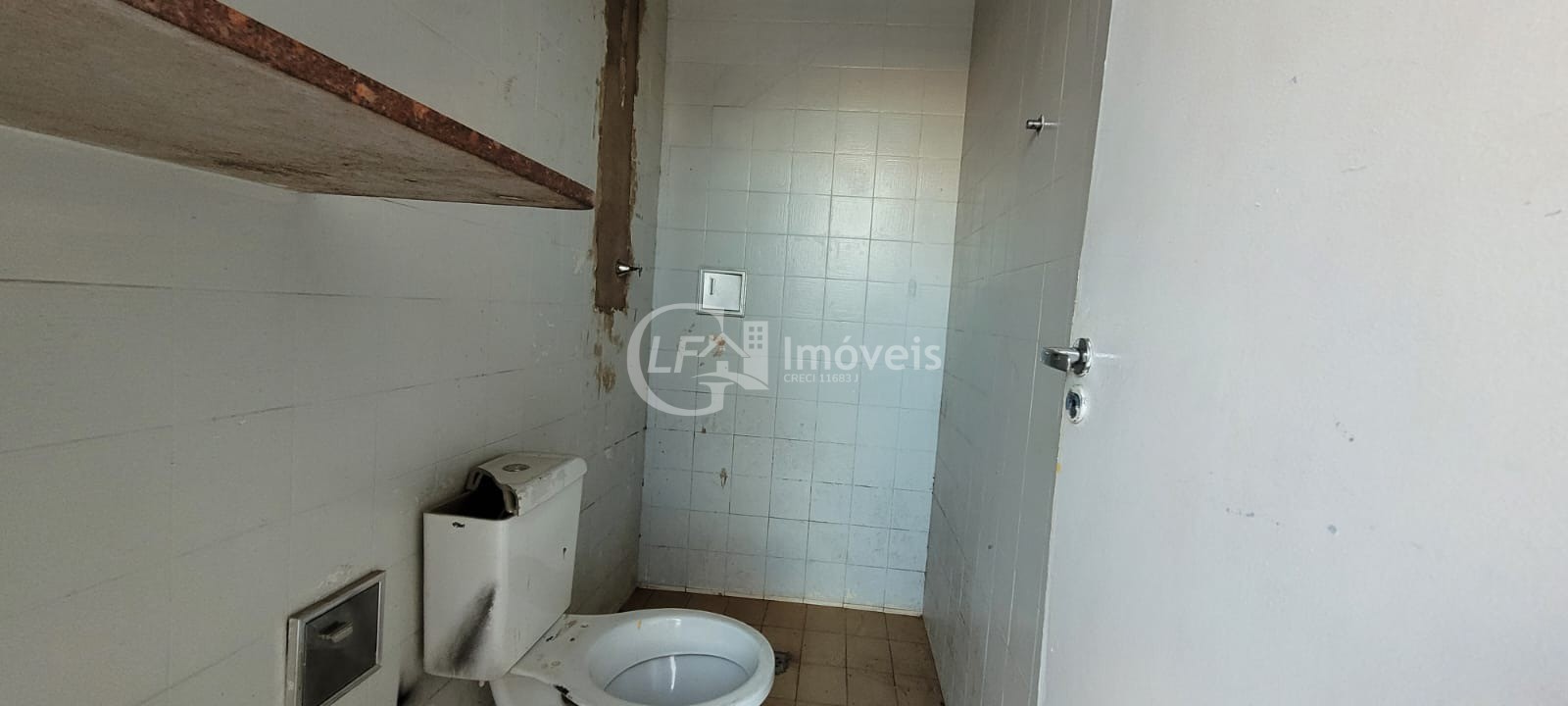 Casa Comercial para Locação no Bairro Amambaí em Campo Grande-MS: 6 Salas, 7 Banheiros, 20 Vagas de Garagem e 250m² de Área.