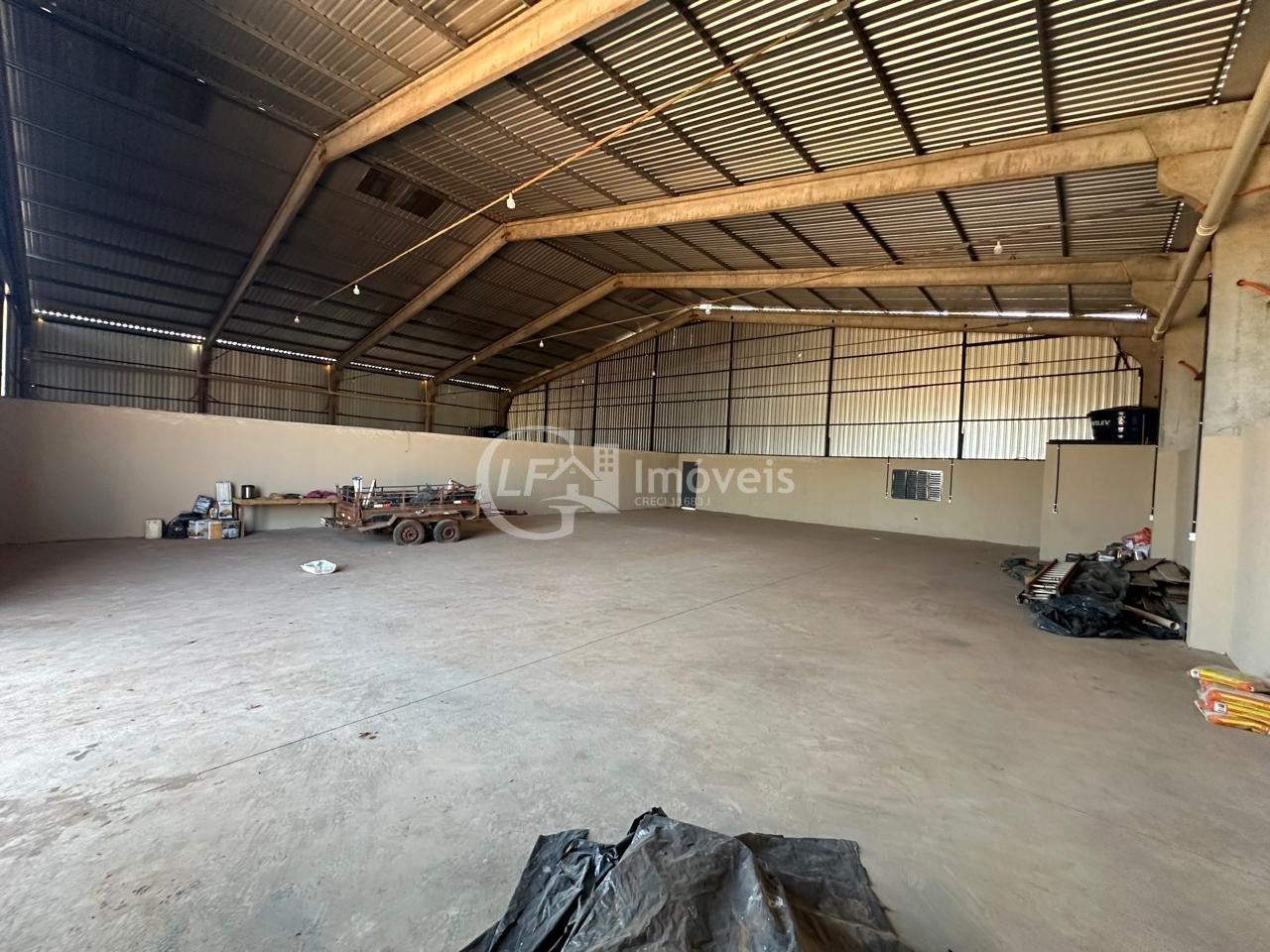 Aluguel de Barracão Comercial em Ribas do Rio Pardo-MS, Bairro Vale do Sol, 600m², 1 Banheiro!