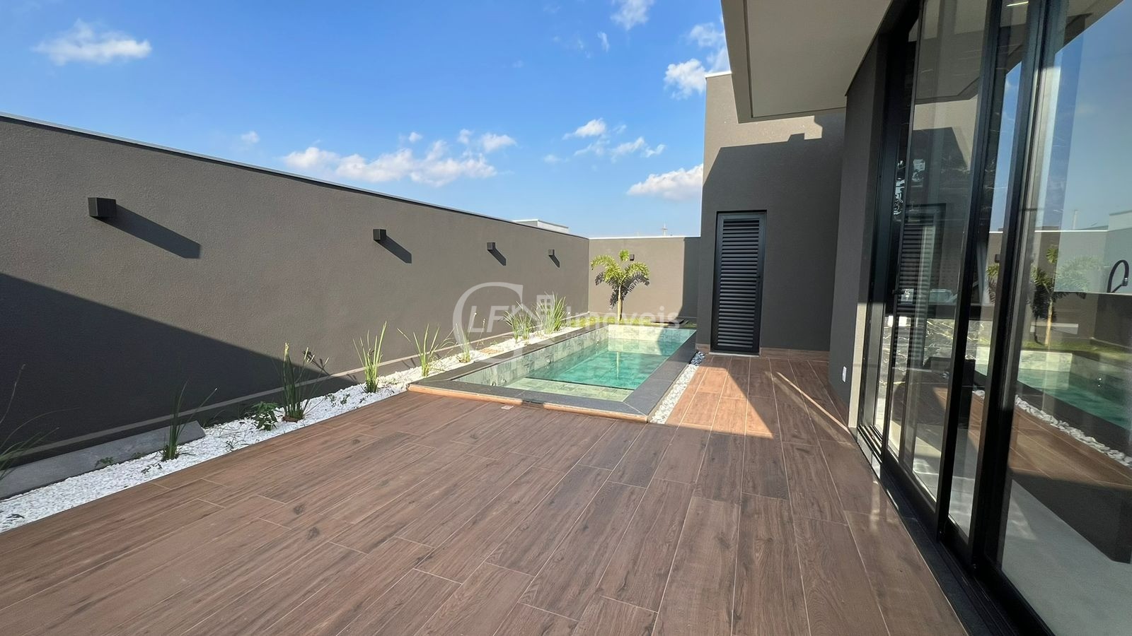 Imperdível Casa à Venda em Campo Grande-MS, Residencial Shalom: 3 quartos, 3 suítes, 3 salas, 2 banheiros, 4 vagas, 182,13 m²!