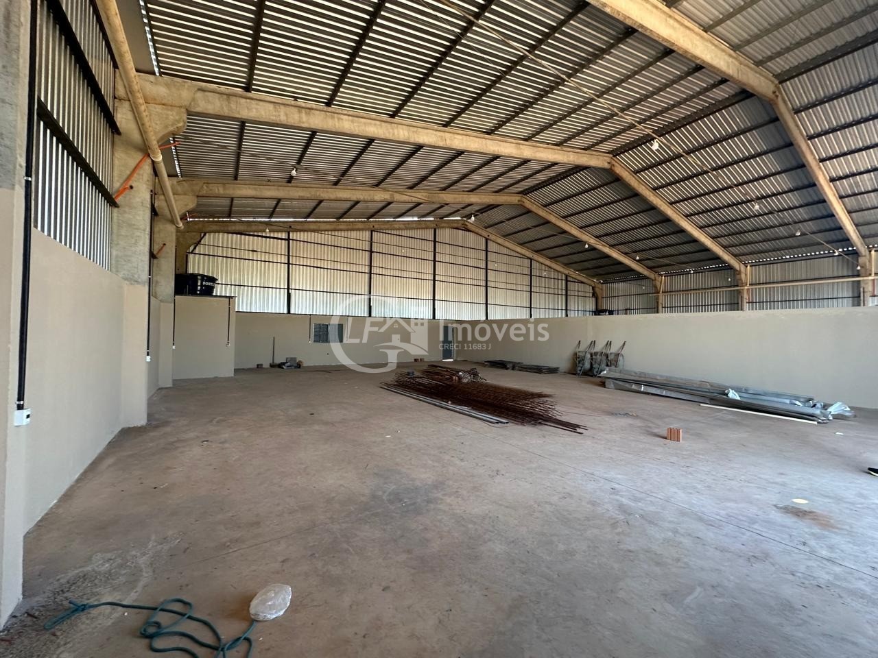 Aluguel de Barracão Comercial em Ribas do Rio Pardo-MS, Bairro Vale do Sol, 600m², 1 Banheiro!