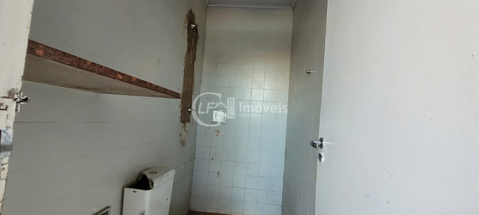 Casa Comercial para Locação no Bairro Amambaí em Campo Grande-MS: 6 Salas, 7 Banheiros, 20 Vagas de Garagem e 250m² de Área.