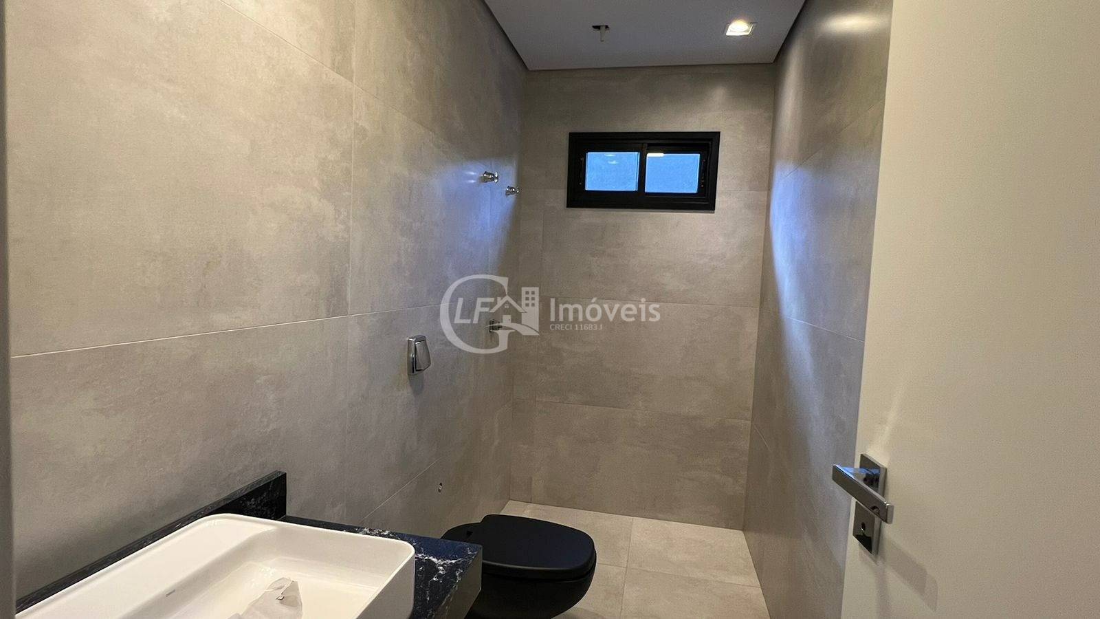 Imperdível oportunidade! Casa à venda em Alphaville Campo Grande-MS com 3 quartos, 3 suítes, 3 salas e 330m². Confira!