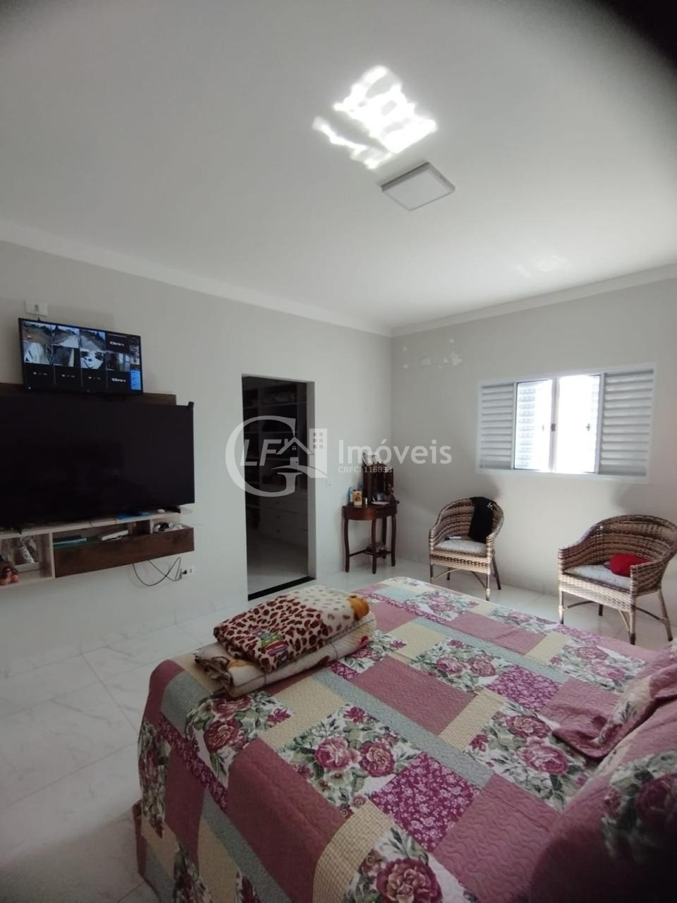 Casa à venda em Campo Grande-MS, bairro Panorama: 2 quartos, 1 suíte, 3 salas, 2 banheiros, 4 vagas de garagem, 266m².