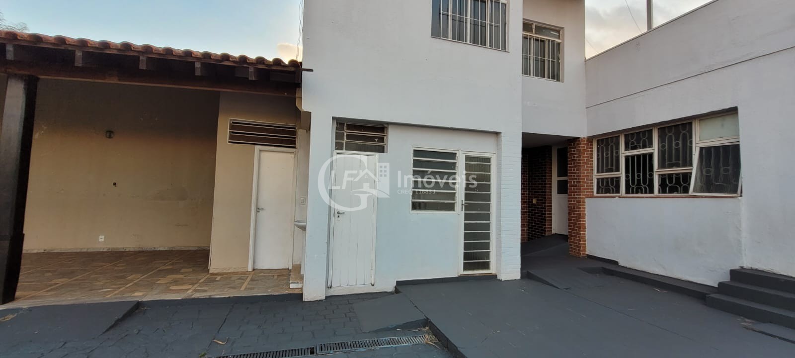 Casa Comercial para Locação no Bairro Amambaí em Campo Grande-MS: 6 Salas, 7 Banheiros, 20 Vagas de Garagem e 250m² de Área.