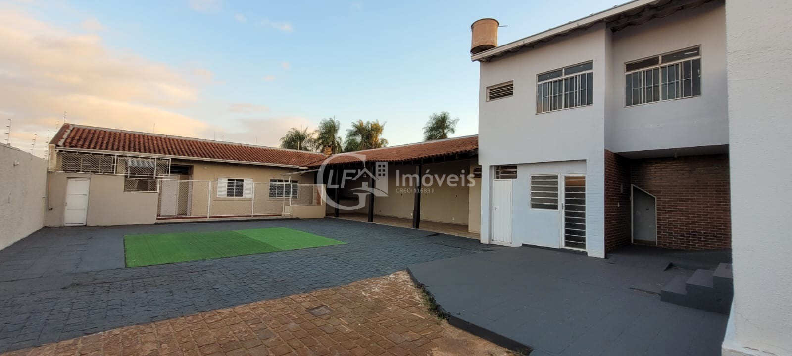 Casa Comercial para Locação no Bairro Amambaí em Campo Grande-MS: 6 Salas, 7 Banheiros, 20 Vagas de Garagem e 250m² de Área.
