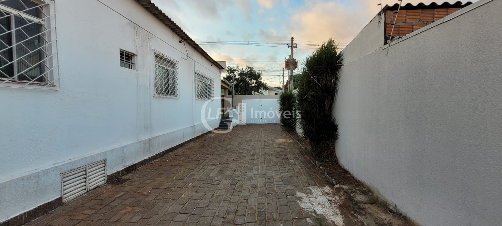 Casa Comercial para Locação no Bairro Amambaí em Campo Grande-MS: 6 Salas, 7 Banheiros, 20 Vagas de Garagem e 250m² de Área.