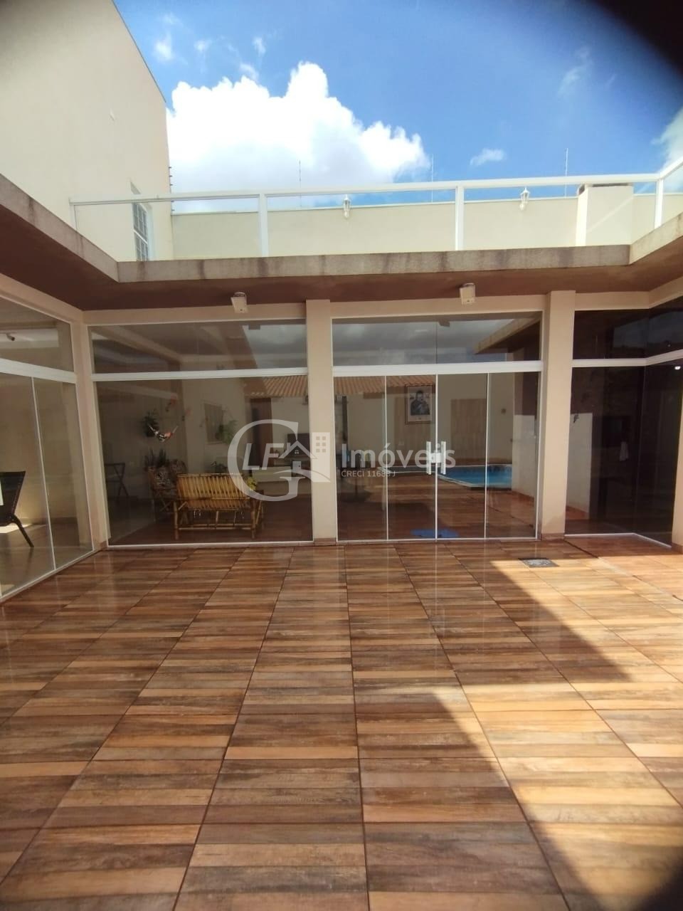 Casa à venda em Campo Grande-MS, bairro Panorama: 2 quartos, 1 suíte, 3 salas, 2 banheiros, 4 vagas de garagem, 266m².
