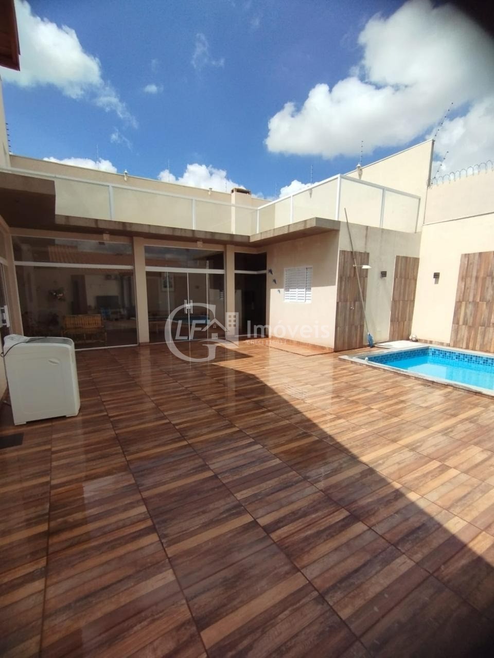 Casa à venda em Campo Grande-MS, bairro Panorama: 2 quartos, 1 suíte, 3 salas, 2 banheiros, 4 vagas de garagem, 266m².