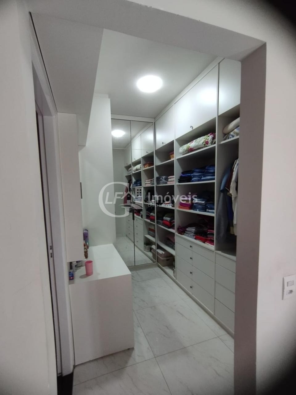 Casa à venda em Campo Grande-MS, bairro Panorama: 2 quartos, 1 suíte, 3 salas, 2 banheiros, 4 vagas de garagem, 266m².