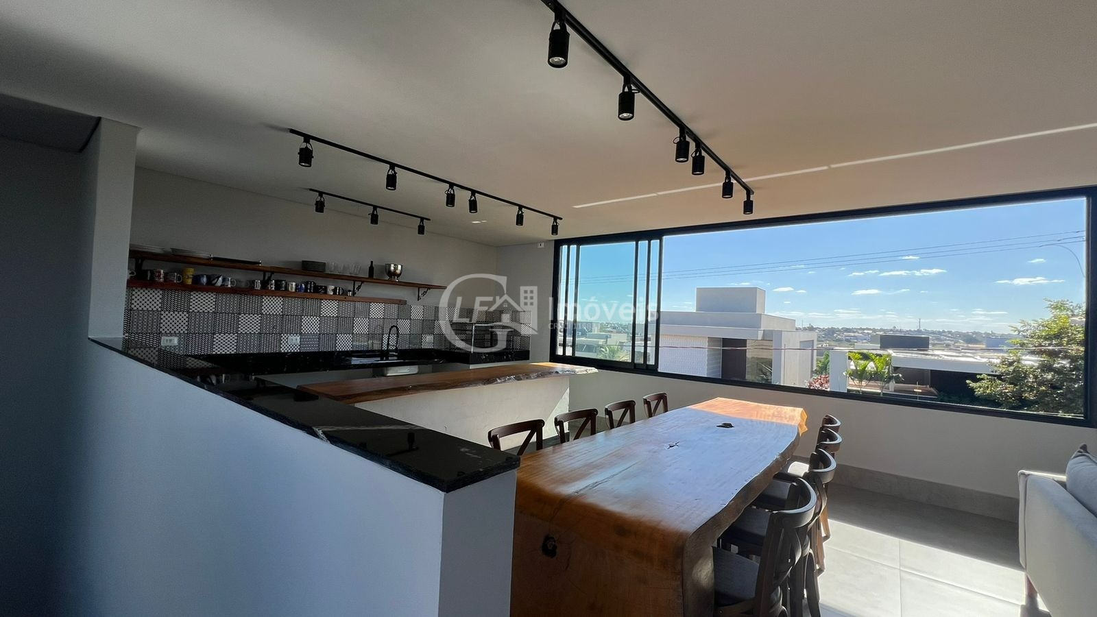 Imperdível oportunidade! Casa à venda em Alphaville Campo Grande-MS com 3 quartos, 3 suítes, 3 salas e 330m². Confira!
