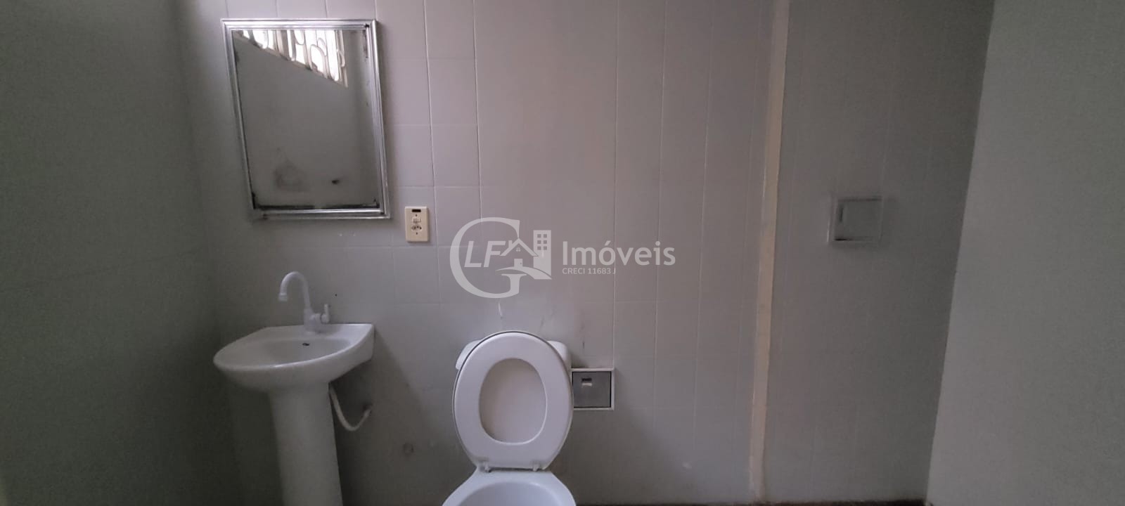 Casa Comercial para Locação no Bairro Amambaí em Campo Grande-MS: 6 Salas, 7 Banheiros, 20 Vagas de Garagem e 250m² de Área.