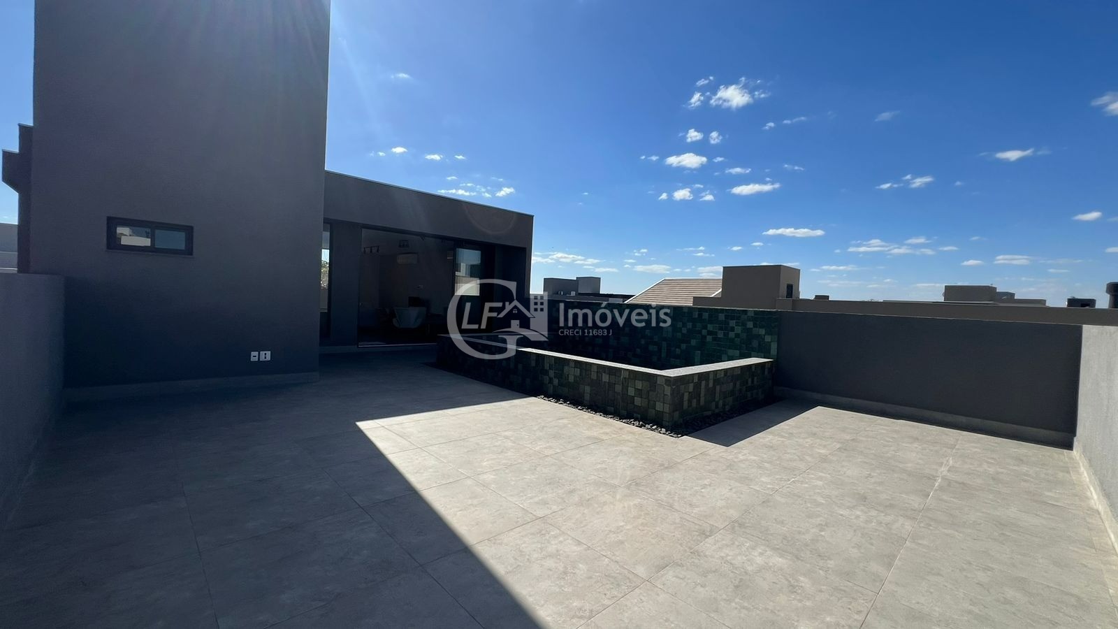 Imperdível oportunidade! Casa à venda em Alphaville Campo Grande-MS com 3 quartos, 3 suítes, 3 salas e 330m². Confira!