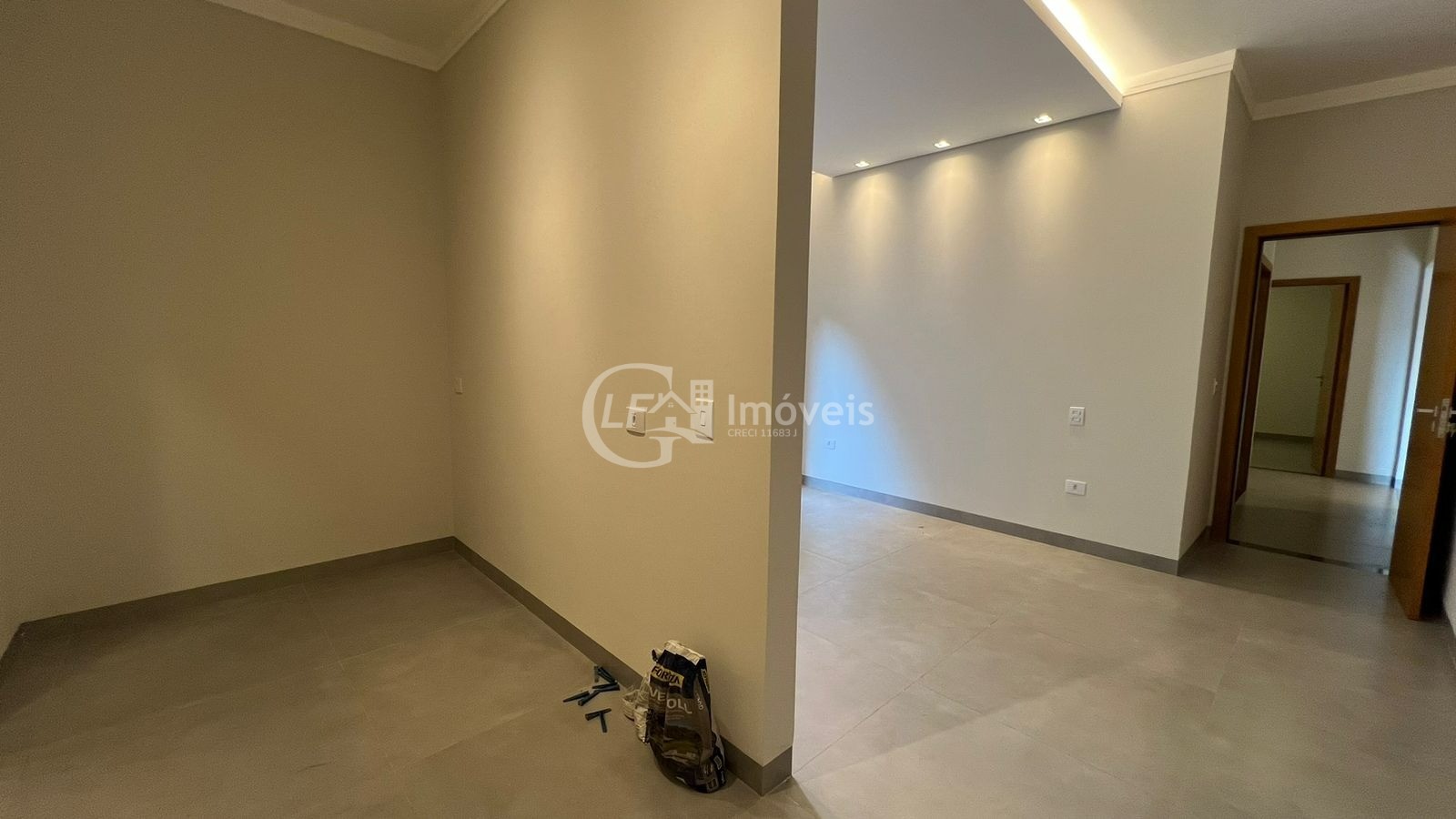 Casa à venda na Vila Vilas Boas em Campo Grande-MS: 3 quartos, 3 suítes, 3 salas, 2 banheiros, 4 vagas de garagem, 180m².