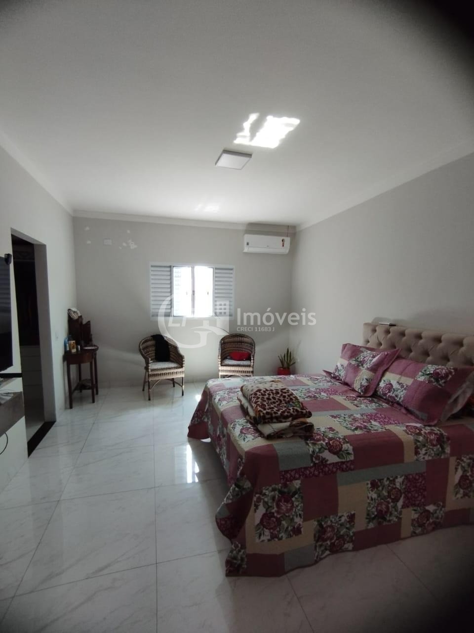 Casa à venda em Campo Grande-MS, bairro Panorama: 2 quartos, 1 suíte, 3 salas, 2 banheiros, 4 vagas de garagem, 266m².