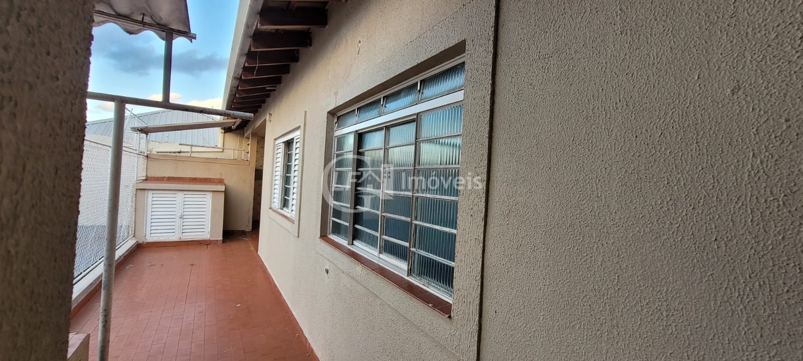 Casa Comercial para Locação no Bairro Amambaí em Campo Grande-MS: 6 Salas, 7 Banheiros, 20 Vagas de Garagem e 250m² de Área.