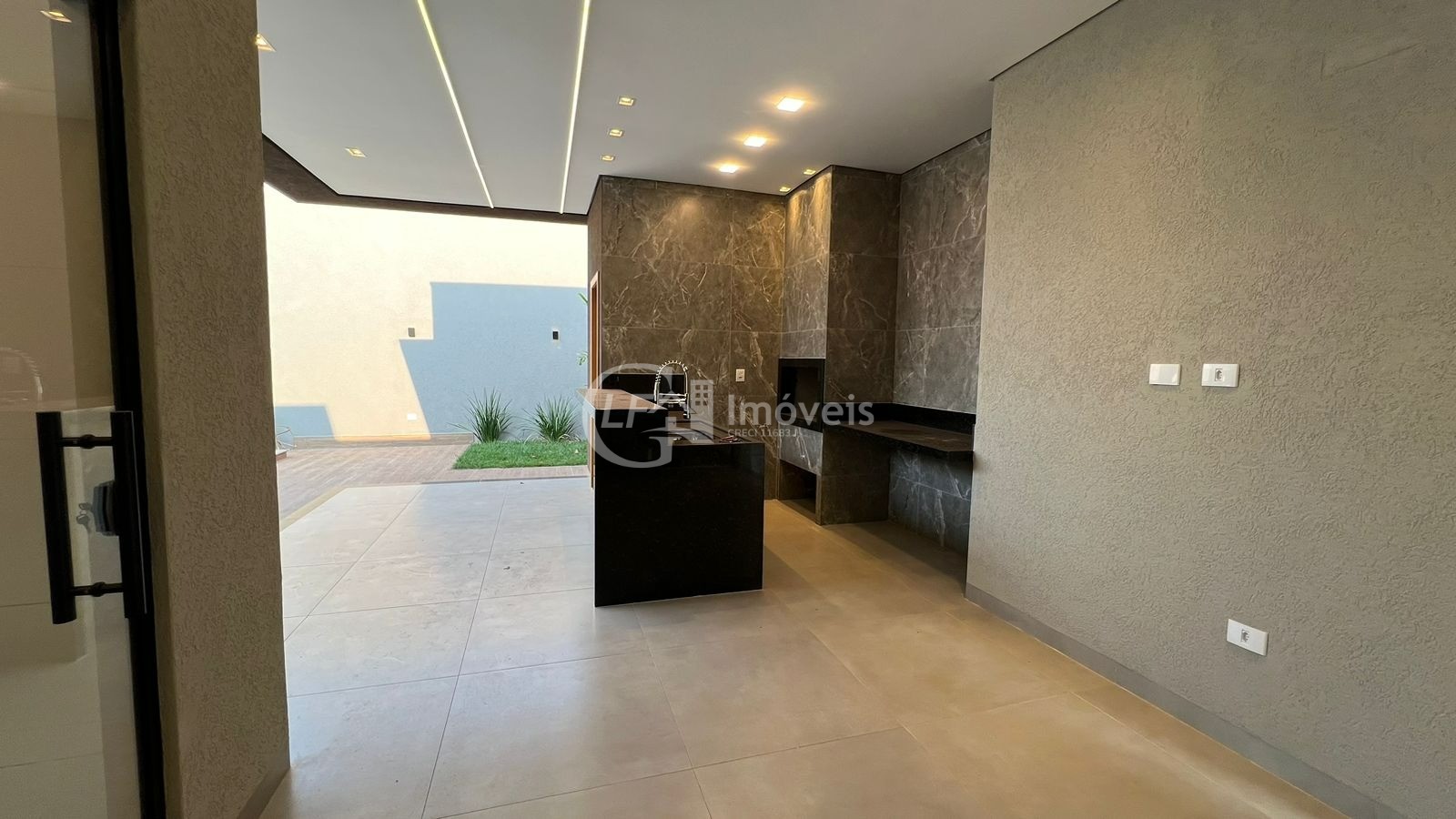 Casa à venda na Vila Vilas Boas em Campo Grande-MS: 3 quartos, 3 suítes, 3 salas, 2 banheiros, 4 vagas de garagem, 180m².